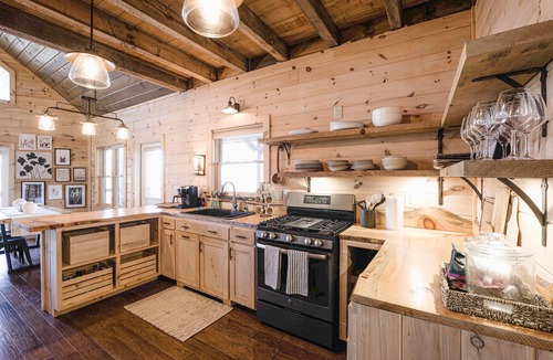 Blue Ridge Cabin | ♥ Pinterest Perfect, Charming Cabin ★ King Bed, Hot Tub, Xbox, Spacious Deck