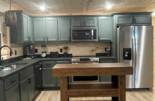 Caton Cabin | Pirate-Themed Indoor Pool Cabin Near Dollywood – Sleeps 12!