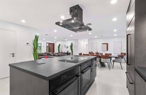 Davie House | Platinum Villa | Karaoke Pickleball BKB Soccer