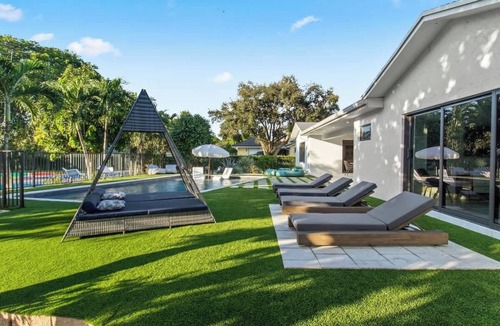 Davie House | Platinum Villa | Karaoke Pickleball BKB Soccer