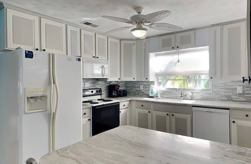 Plaza Shores House | Plaza Cottage | One Block from the Beach and Close to all Activities!