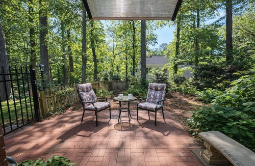 Sandy Springs Apartment | Pleasant 1-bedroom apartment with AC in vibrant high end neighborhood.