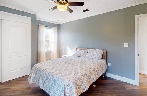 Parrish House | Pleasant Gulf Coast getaway with screened lanai & W/D - near golf & parks