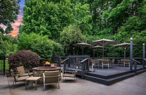 Executive Park Hotel | Pleasant Stay, Convenient Location! Parking, Pools! Near Mint Museum of Art
