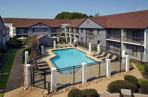 Norcross House | Pleasant Stay, Convenient Location! 4 Family-friendly Units, Free Parking, Pool