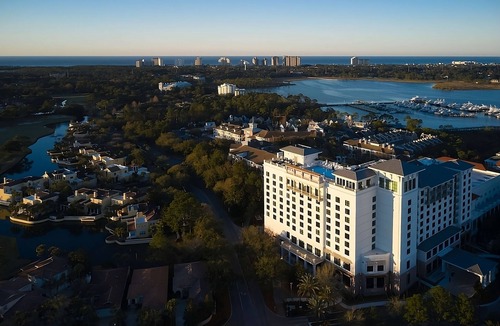 Baytowne Wharf Apartment | Pleasant Stay! Outdoor Pool, Pets Allowed, Near Versace Mansion!