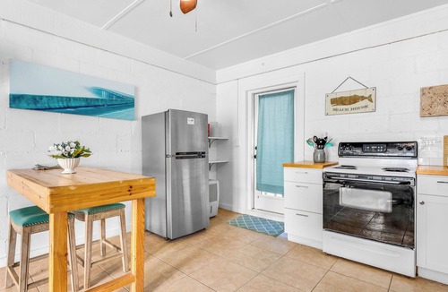 East End House | POMPANO Beach studio with pool. Lovely Couple's Getaway… Steps to beach