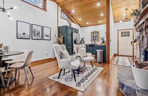 Brevard Cabin | Ponderosa · Lonewalker Lakehouse! Hiking Biking Near Brevard