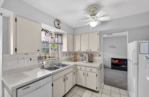Whitfield House | Ponderosa Pine-*Family Friendly*Near airport*Pool*