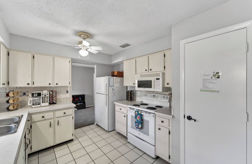 Whitfield House | Ponderosa Pine-*Family Friendly*Near airport*Pool*