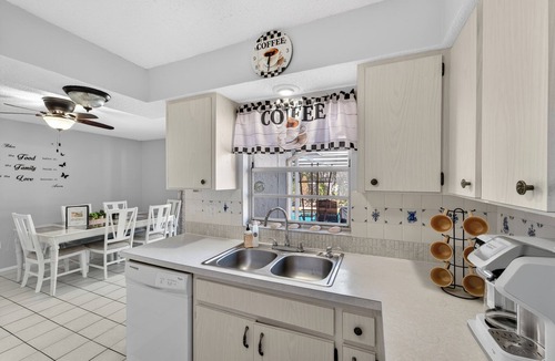 Whitfield House | Ponderosa Pine-*Family Friendly*Near airport*Pool*