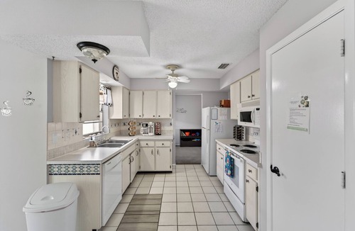 Whitfield House | Ponderosa Pine-*Family Friendly*Near airport*Pool*