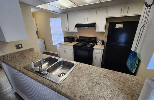 Tallahassee House | POOL-2 miles to FSU-Twin Kings En Suite Baths 2/2.5
