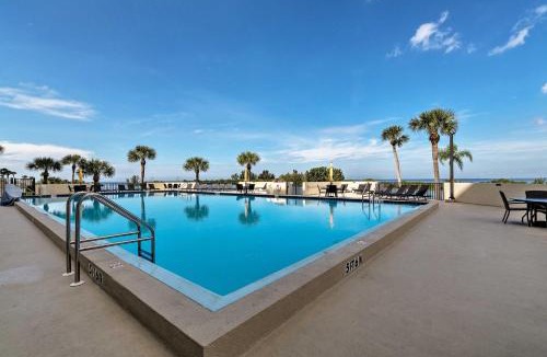 Hudson Apartment | Pool and Beach Access Waterfront Hudson Condo!