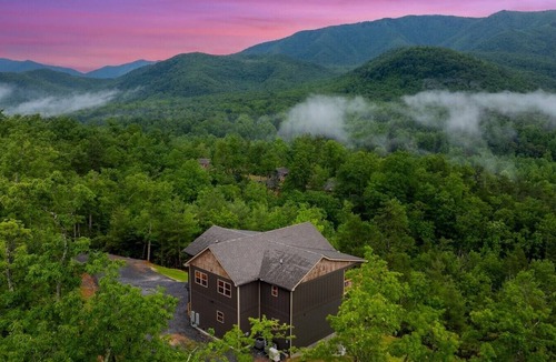 Rocky Grove Cabin | Pool Cabin with 5 King Bedrooms