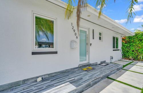 Kendale Lakes Apartment | Pool & Canal-View Townhouse | Miami Oasis + BBQ