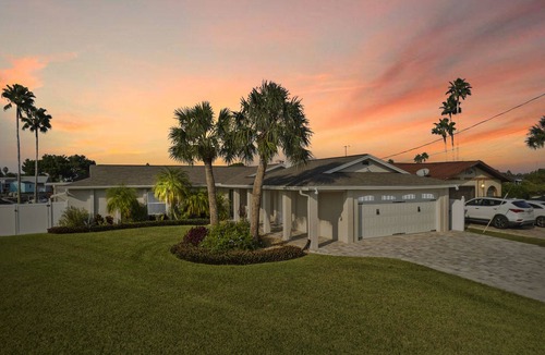 Spring Hill House | Pool-Dock-Kayaks-Outdoor Kitchen-Ping Pong! Waterfront paradise <3