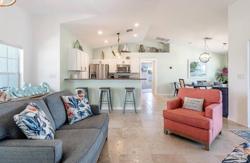 Jacarandas House | Pool, Fire Pit, Refreshing and Tropical - Bahama Breeze Villa- Roelens Vacations