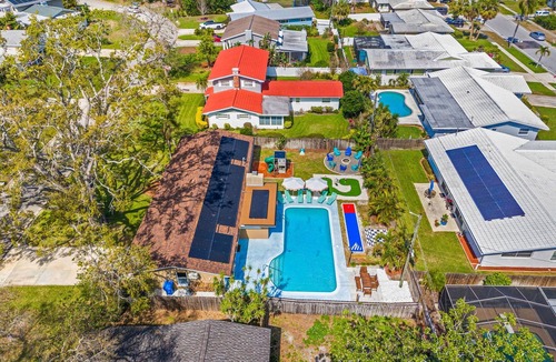Clearwater House | Pool, Firepit, Mini-Golf, Arcade Games, Bunk Beds with slide, and much more!