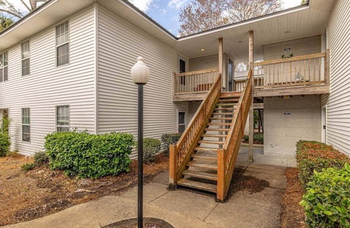 Saint Simons Island Condo | Pool, Fitness Center and close to many eateries!