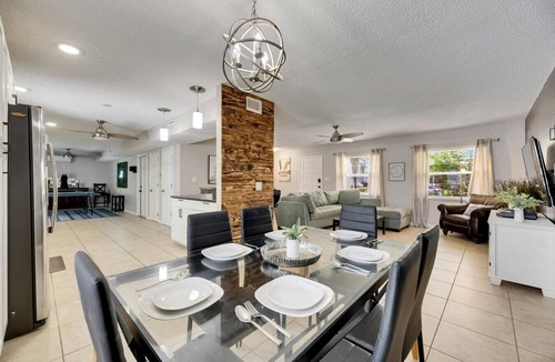 Bay Crest Park House | Pool & Game Room 10 min to Airport