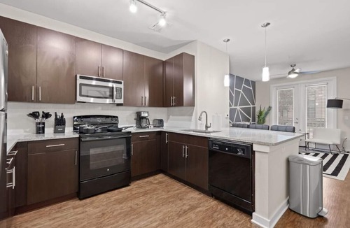 Courier City - Oscawana Apartment | Pool - Gym - FREE parking - Luxury king suite - 8