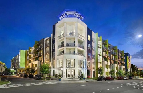 Courier City - Oscawana Apartment | Pool - Gym - FREE parking - Luxury king suite - 8