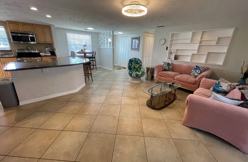 Plantation House | Pool Home- 3BR 2BA House Near Beaches & all that Beautiful Venice as to offer!