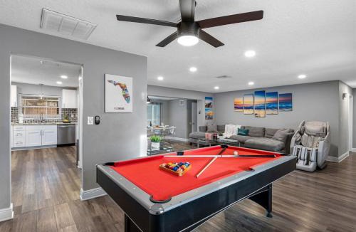 Bayhaven House | Pool Hot Tub Massage Chair Free EV Charger 5 Mins to Beaches!