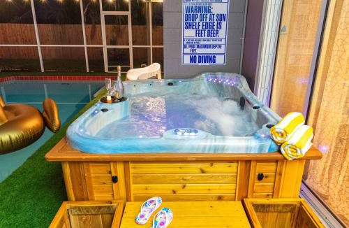 Bayhaven House | Pool Hot Tub Massage Chair Free EV Charger 5 Mins to Beaches!