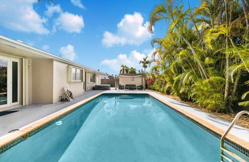 Country Club House | Pool House Escape w Massage Chair Game Room Wi-Fi