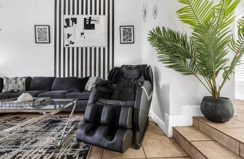 Country Club House | Pool House Escape w Massage Chair Game Room Wi-Fi
