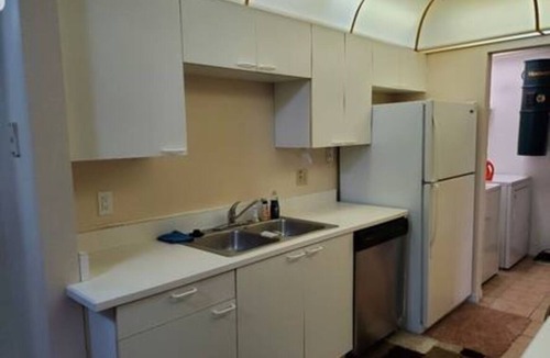 Daytona Beach Apartment | Pool Modern Queen Room4Rent in a 2BR 2BT Laundry