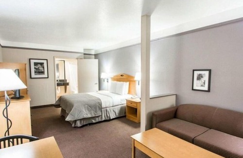 West Kissimmee Hotel | POOL OPEN! LOVELY KING UNIT FOR 4 GUESTS! BREAKFAST, SHUTTLE