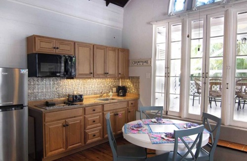 Historic Seaport Apartment | Pool, Pet Friendly, & Near Duval - Coastal Rose
