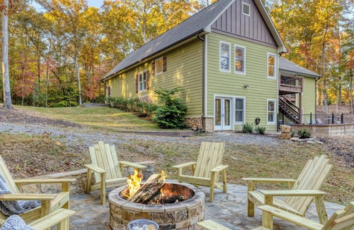 Foxfire Estates Cabin | POOL, sleeps 18, theater, hot tub, gameroom, & 5 min to downtown