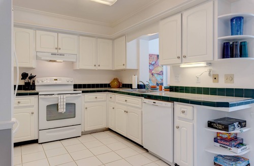 Oakland Hills House | Pool, Soak in the Sun, Super Clean, Golf, Beaches near by - WINTER SALE