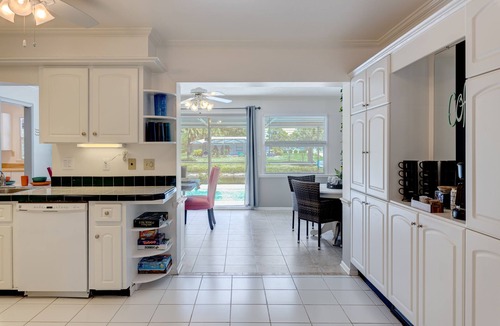 Oakland Hills House | Pool, Soak in the Sun, Super Clean, Golf, Beaches near by - WINTER SALE