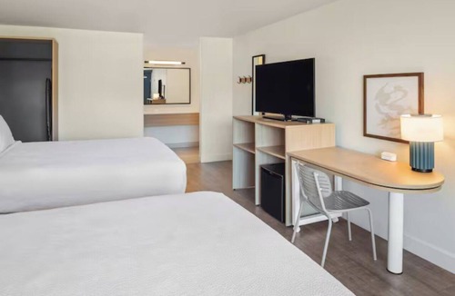 Hilton Head Island Hotel | Pool Stay w/2 Queen Beds! Pet Friendly Near Museums!