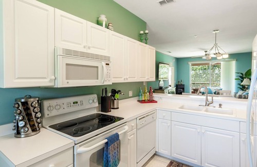 Naples Condo | Pools, Hot Tub, Screened Patio with View & May-October Reciprocal Golf Access!