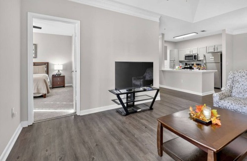 State Park Apartment | Poolside 3BR*5 Star Amenities*Near Prisma+Lex Hosp