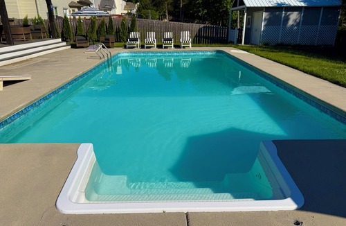 Ashley Oaks House | Poolside Escape: Pool-Jacuzzi-Pool Table-Sauna-Sleeps 16