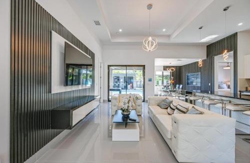 Mariner House | Poolside Lounge w/Bar & Kitchen: Cape Coral Home