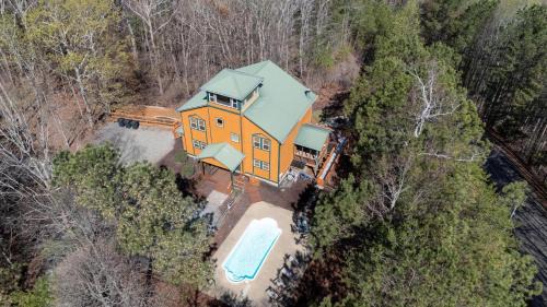 Ellijay House | Poolside Mountain Retreat