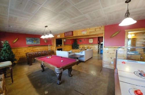 Ellijay House | Poolside Mountain Retreat