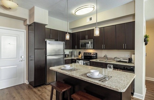 Carver City - Lincoln Gardens Apartment | ☀️Poolside Oasis☀️ 2/2 Dual King Heated Salt Pool