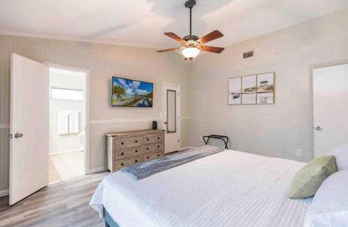 Venice Gardens House | Poolside Oasis-5 miles from Venice Beach