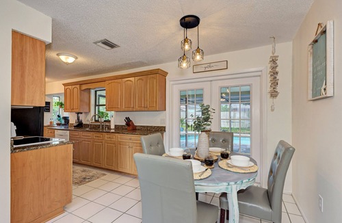 South Venice House | Poolside Oasis with heated pool-7 min to beach-2 King beds