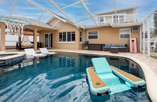 Anona House | Poolside Paradise close to Clearwater 5br 2bath sleeps 12 with heated pool