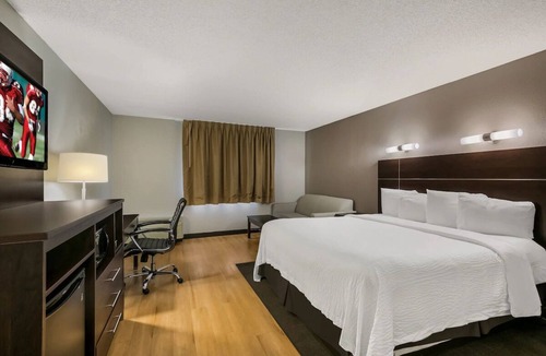 Ashley Oaks Hotel | Poolside Room Ideal for Romantic Couple Retreat | Free Breakfast